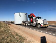 Knuckleboom crane with 1000bbl oilfield production tank