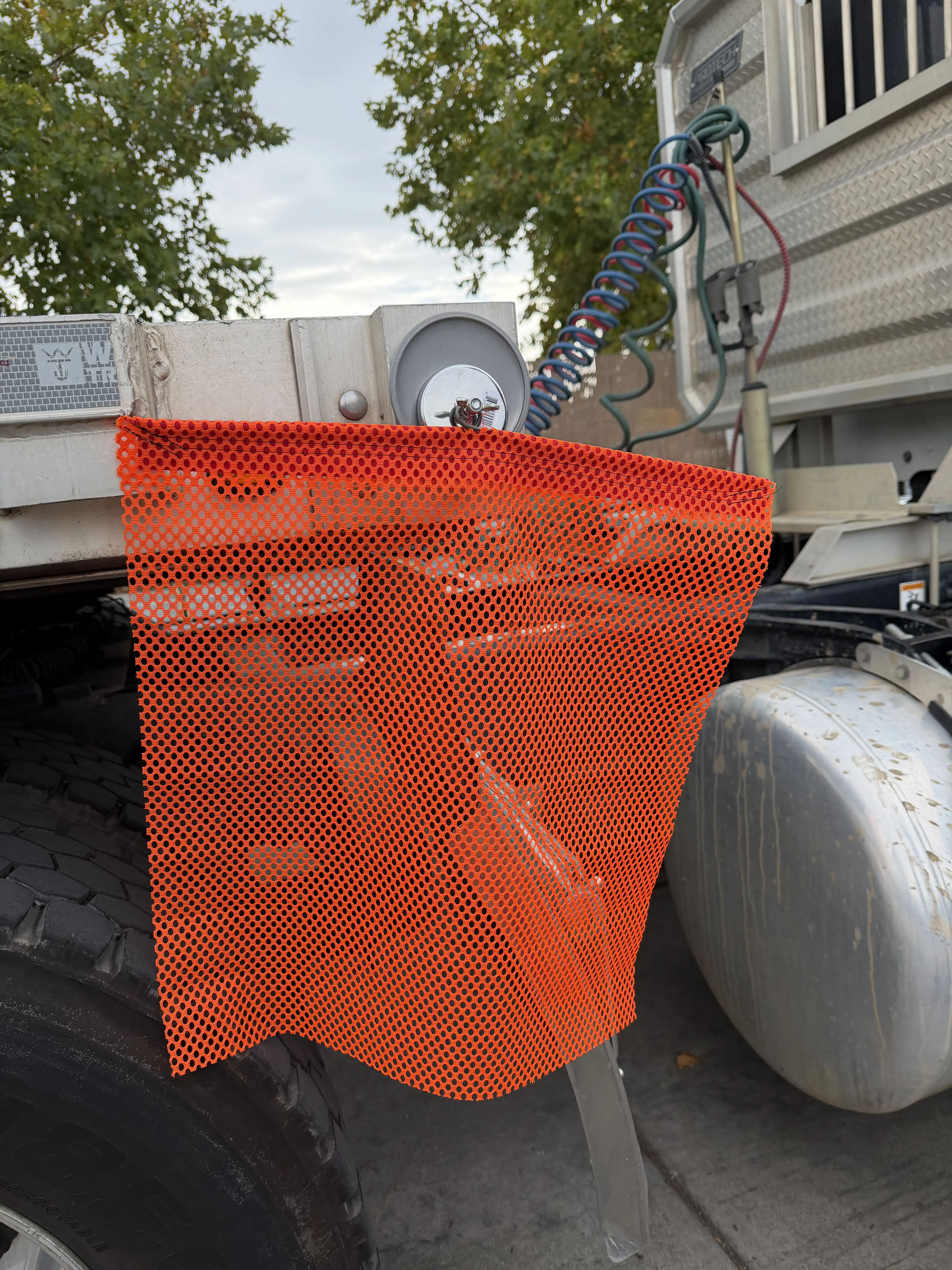 flag magnet anchor plate on a trailer with a safety flag