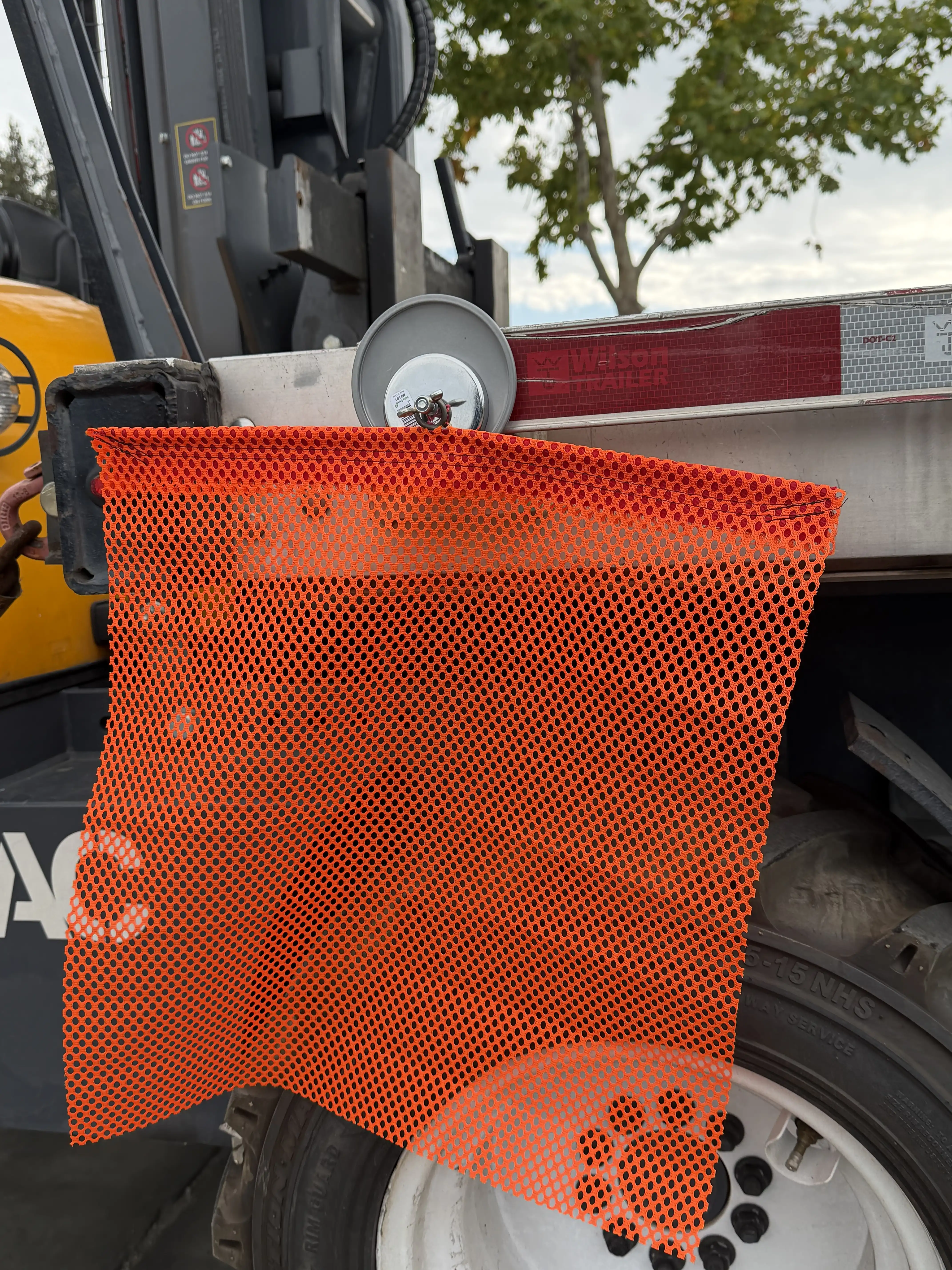 flag magnet anchor plate on a trailer with a safety flag